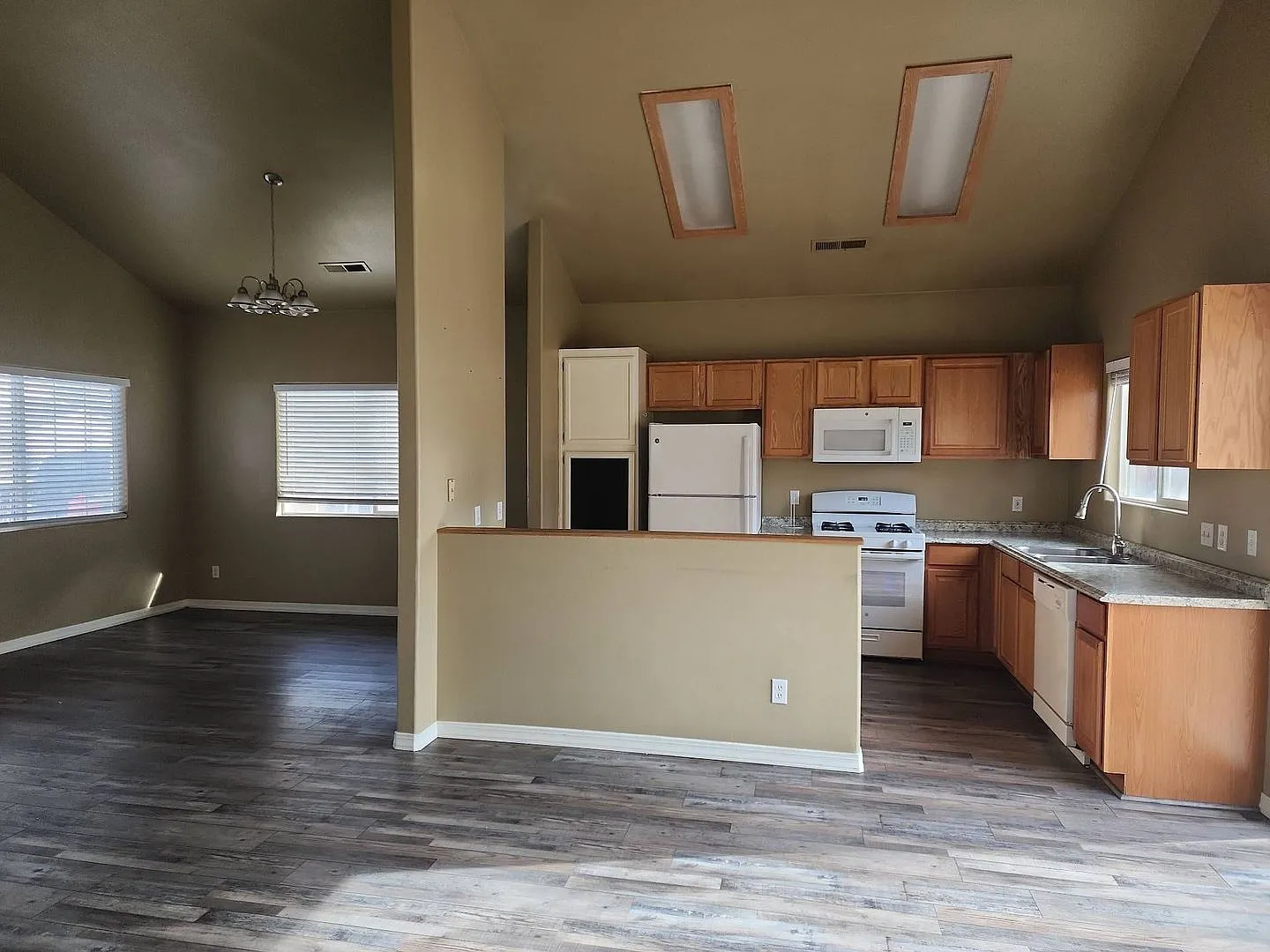 4 bed Single Family Home Close to Iron Springs Elem. — Photo 3