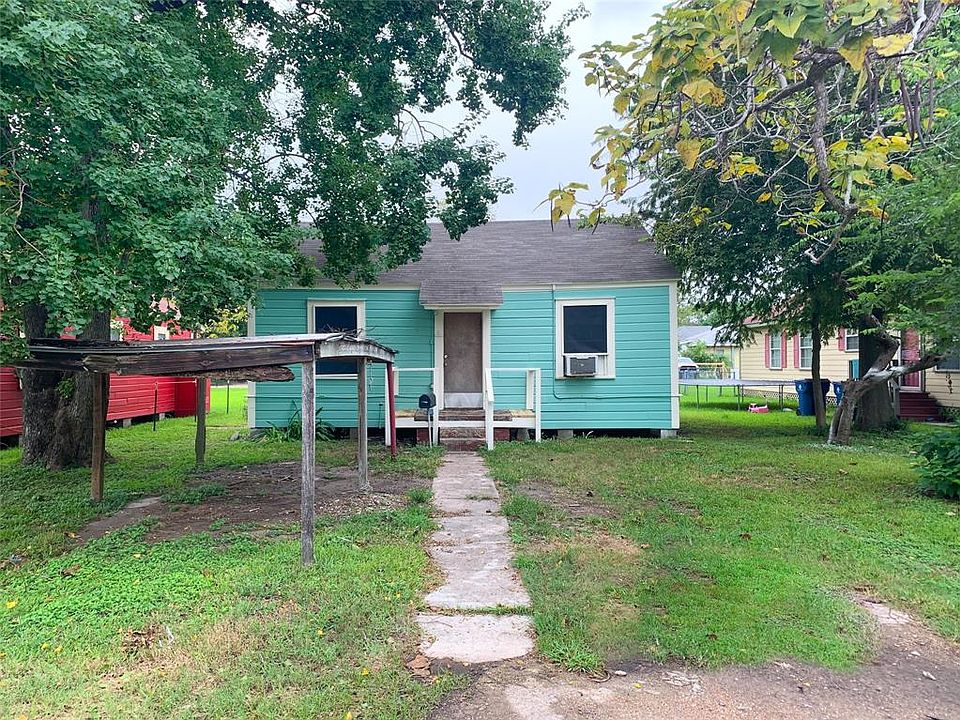 1st image of 210 2nd Ave N