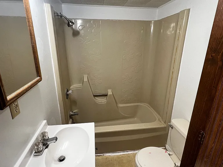 224 N Oak St — Photo 7