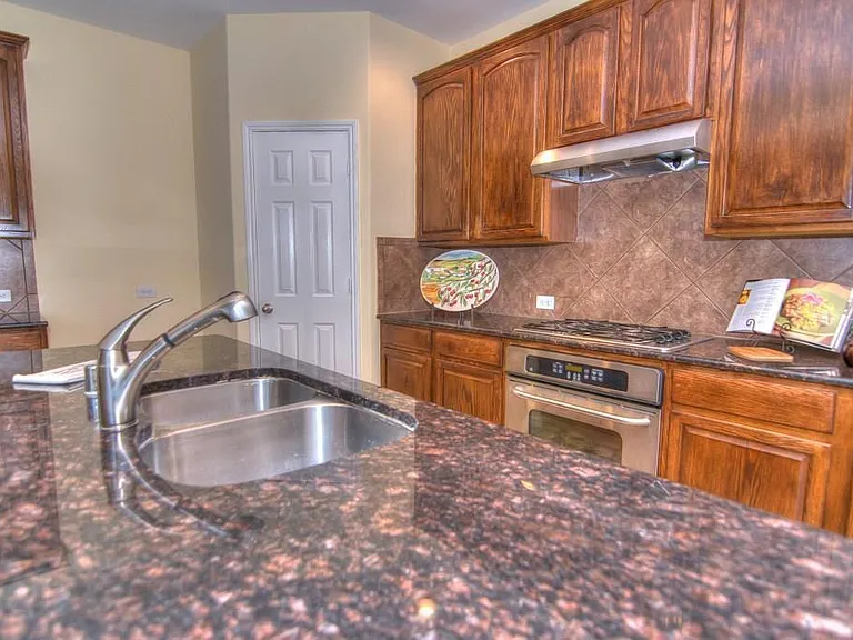 9400 Woodhurst Dr — Photo 6