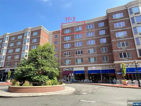3513 City Pl, Edgewater, NJ 07020