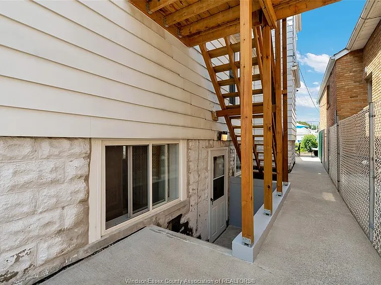 881 Parent Ave #BASEMENT — Photo 2