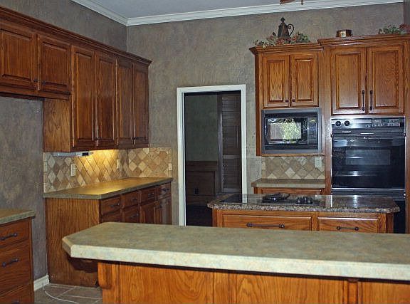 3rd image of 4901 Oakwood Ct