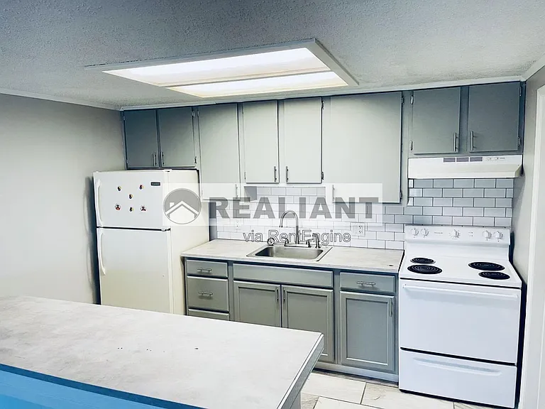 802 Amhurst Dr — Photo 3