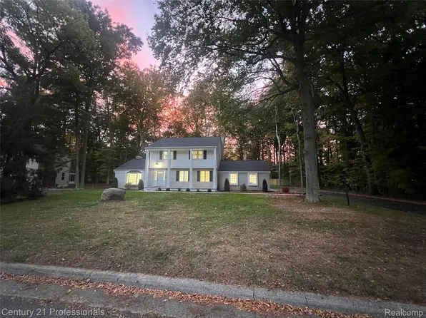 9421 Mapletree Dr, Plymouth, MI 48170