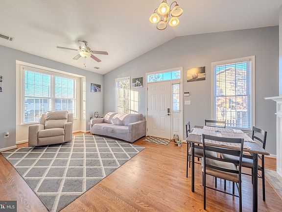 4th image of 327 Lora Dr