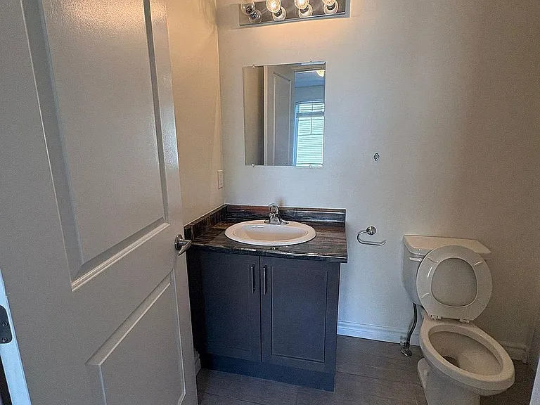 10.5 Dufferin St #16 — Photo 17