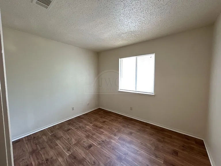 2108 Carousel Dr — Photo 9