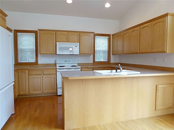 3rd image of 110 12th St #B
