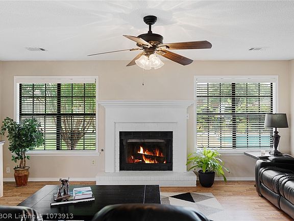 4th image of 704 Lisa Ln W
