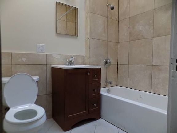 5th image of 7109 N Clark St APT 203