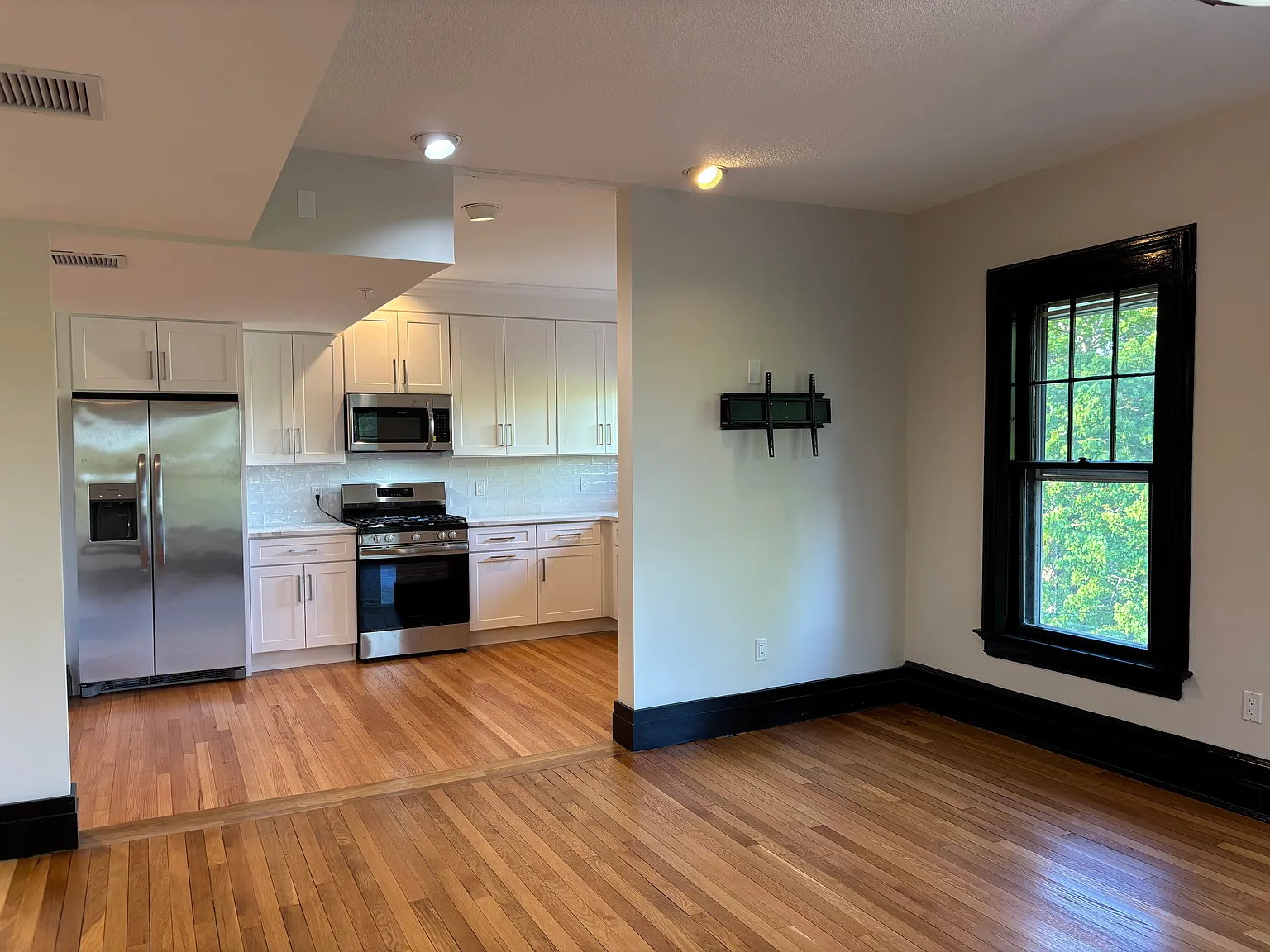 5 bed, 1948 sqft, $5,950 — Photo 4