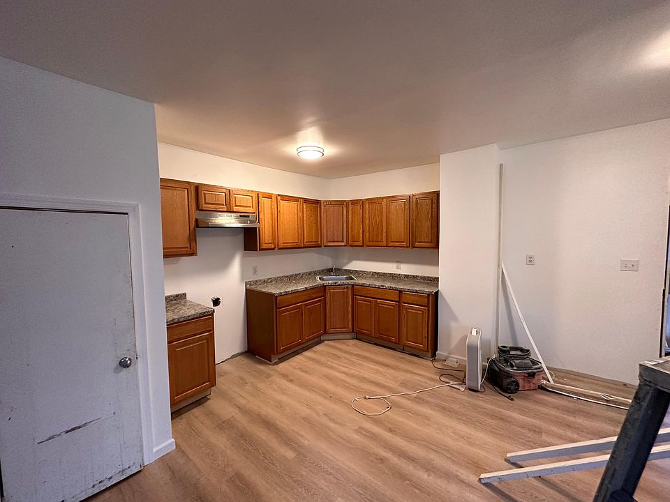 kitchen fully equipped electric stove and refrigerator