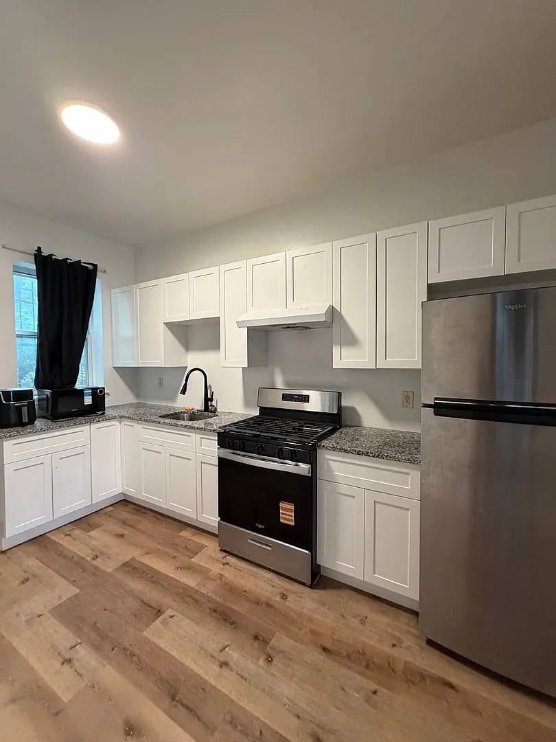 Spacious 3 Bedroom with Washer/Dryer — Photo 2