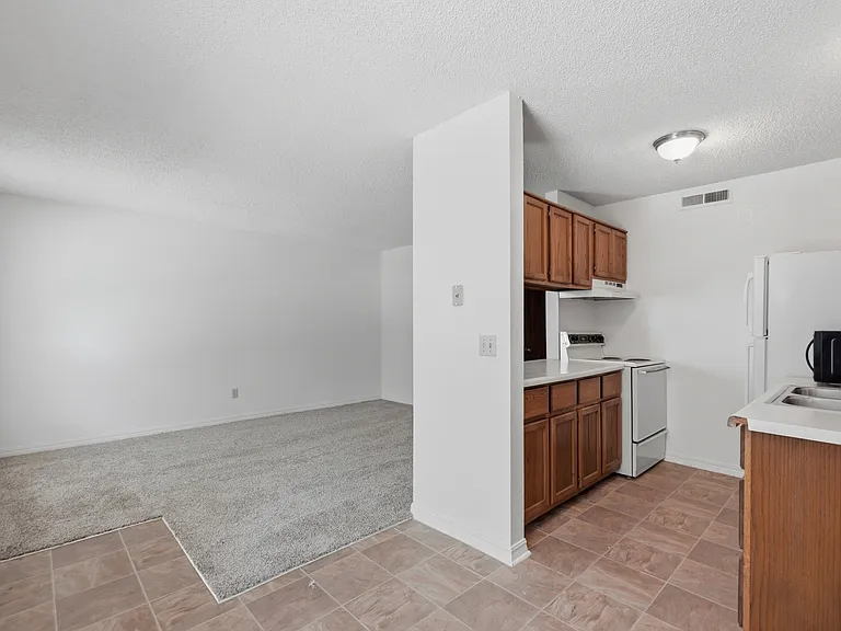 938 W Cleveland St #104 — Photo 5