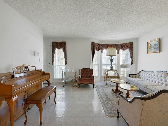 4th image of 32 Cedar St