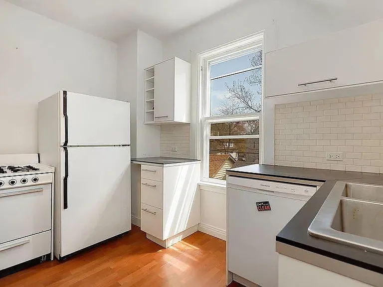 7 bed, 3040 sqft, $9,350 — Photo 3