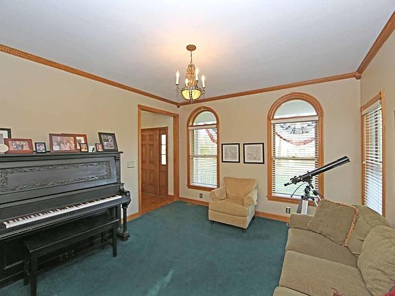 3rd image of 4 Laurel Hill Ct