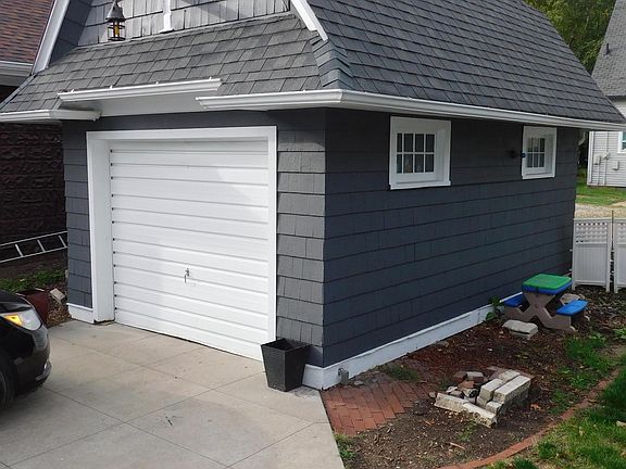 2nd image of 813 1st Ave E