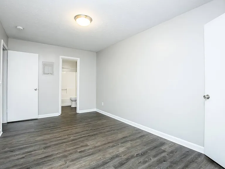 Cross Creek Apartments — Photo 31