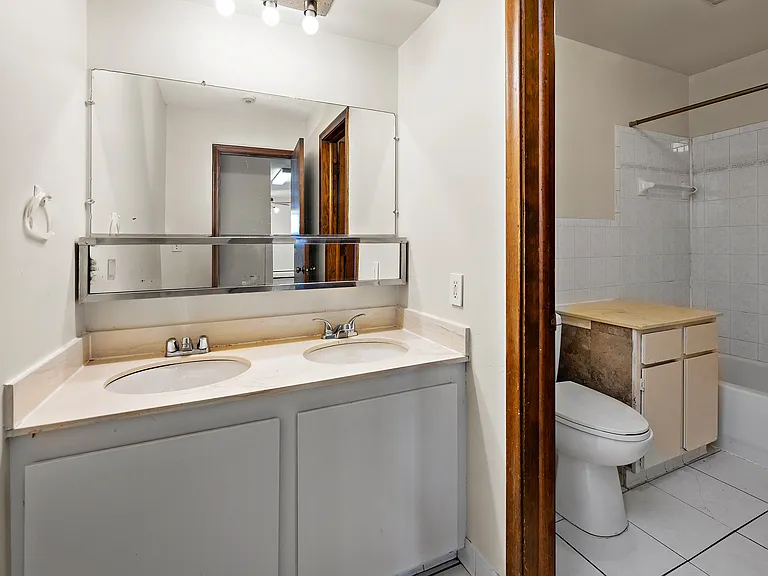Kings Manor Apartments — Photo 20