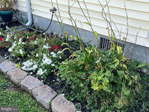 4th image of 2409 Woodridge Rd