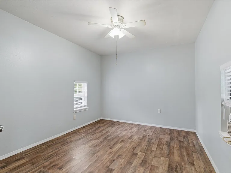 127 E Walker St — Photo 11