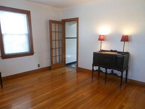 4th image of 296 Watertown St #House