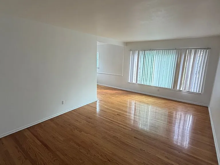 435 S Hoover St — Photo 5