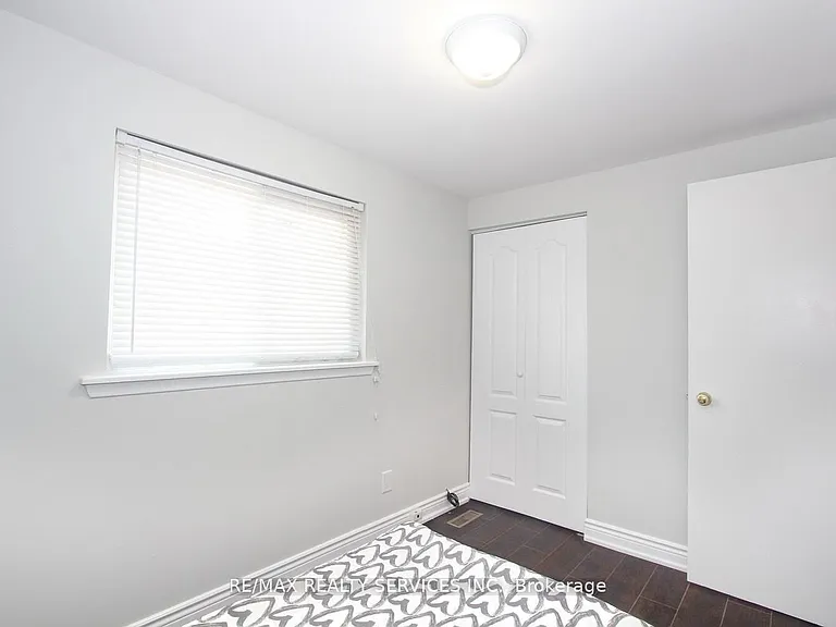 185 Earnscliffe Cir — Photo 41