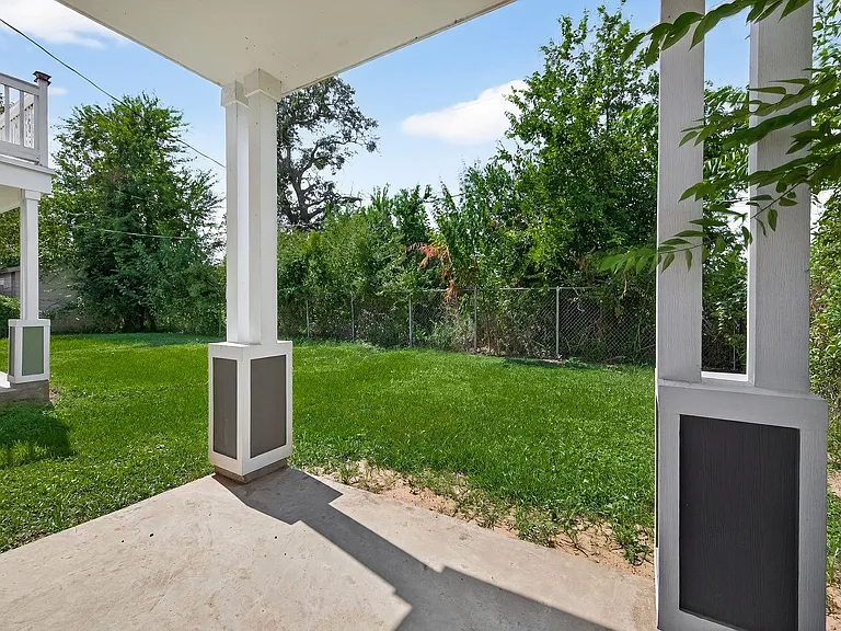 714 Zoe St — Photo 8