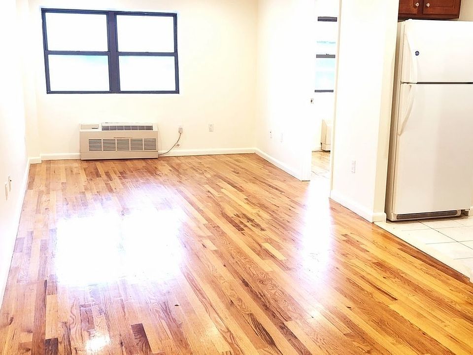 1st image of 25-22 Hoyt Ave S #R2