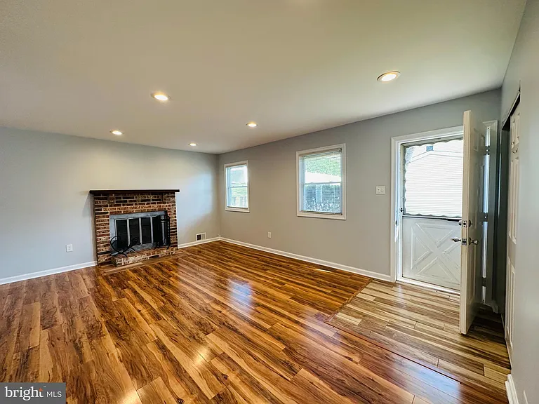 319 Canterbury Ct — Photo 3