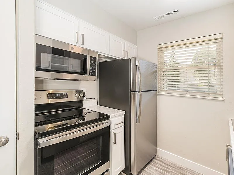 25 Broadmoor — Photo 3