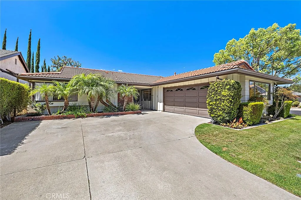 3 bed, 2.5 bath, 1684 sqft, $5,300 — Photo 2