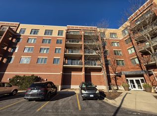 225 Main St APT 210, Roselle, IL 60172