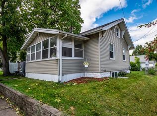 912 8th St NW, Cedar Rapids, IA 52405