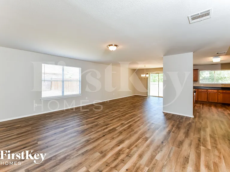 8036 Autumn Creek Trl — Photo 2