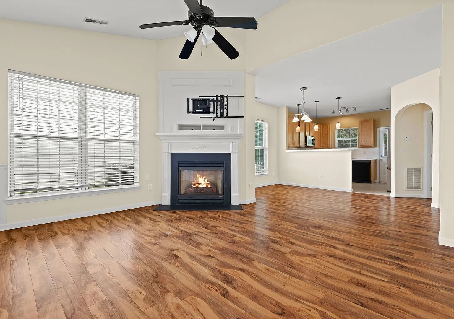 Charming 3 bedroom, 2 bathroom Ranch-style home — Photo 3