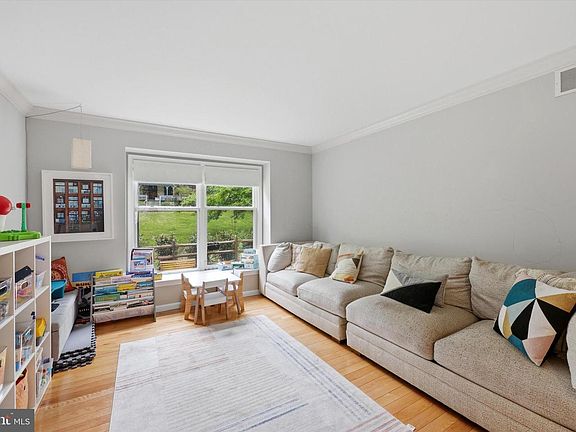 3rd image of 320 Maple Ave