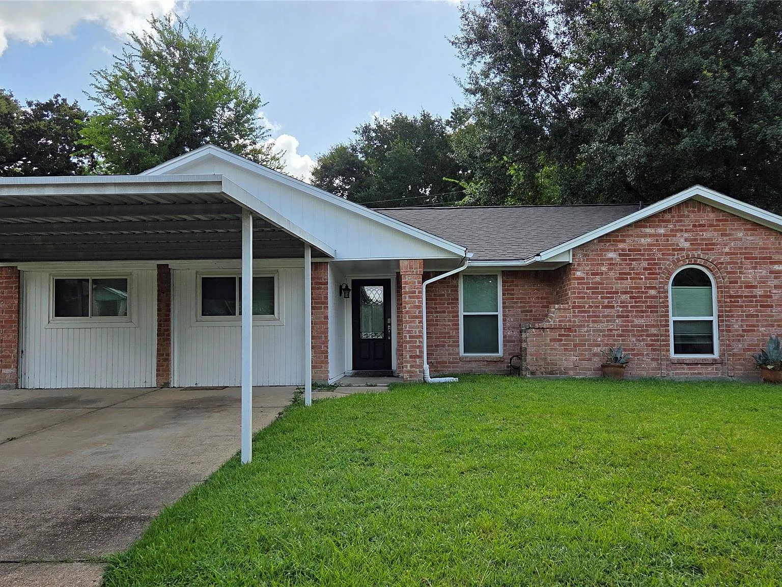 4 bed, 2.5 bath, 2298 sqft, $2,000 — Photo 1