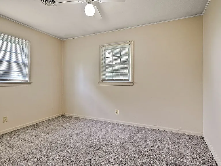2207 Buckingham Rd — Photo 14