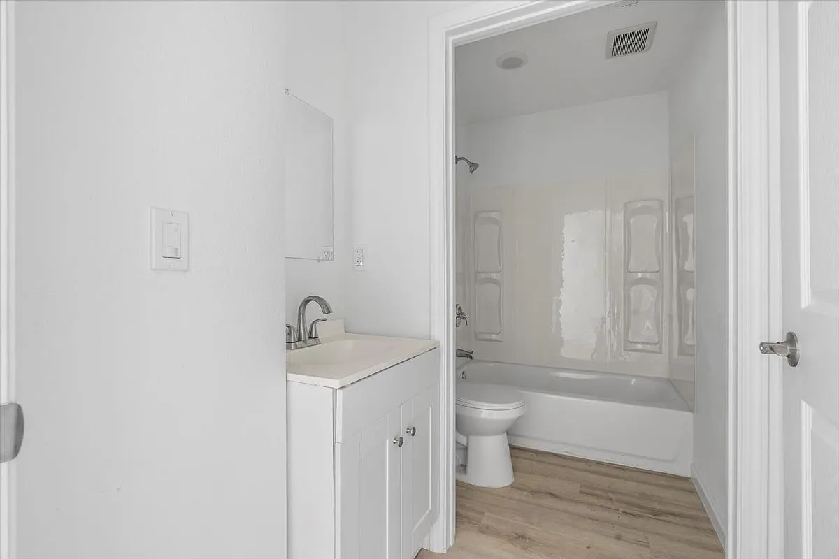 1415 Oregon St — Photo 3