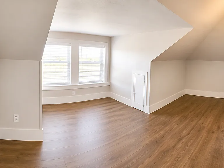 207 Chester Ave — Photo 11
