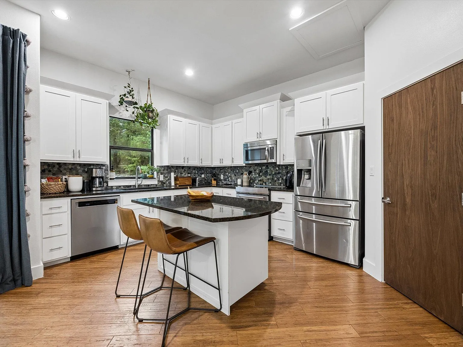 4 bed, 3.5 bath, 3040 sqft, $4,500 — Photo 3