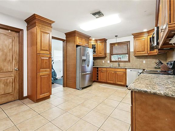 5th image of 238 W Kenilworth St