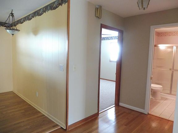 5th image of 215 Grandview St