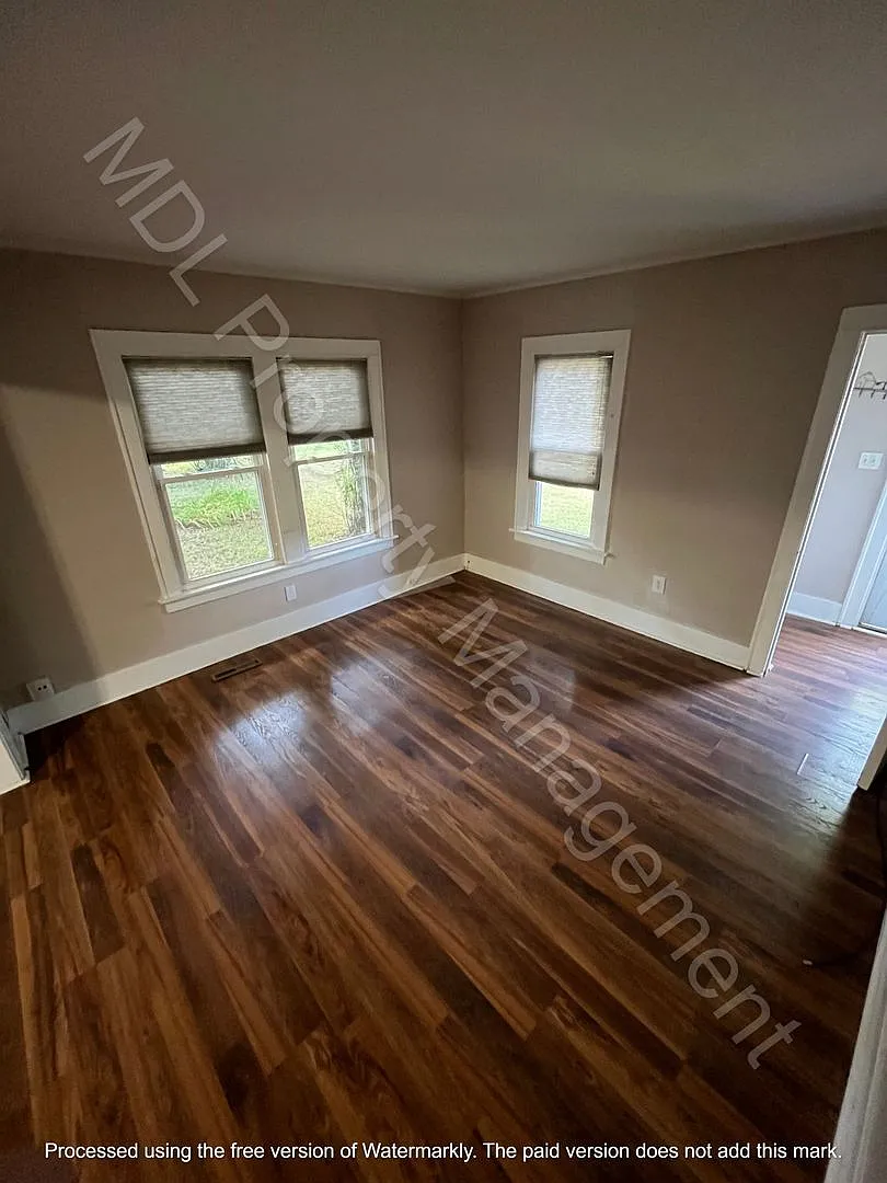 2 Bedroom Home with 2 Car Garage & Fenced Yard — Photo 3