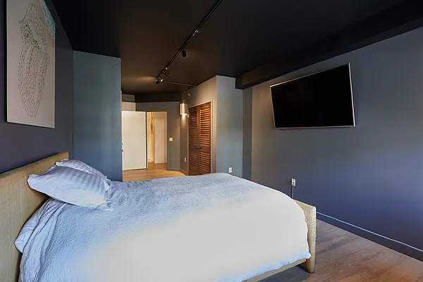 Sold by R New York | media 28