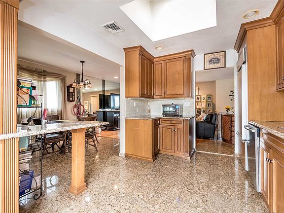 4th image of 45 Harris Dr